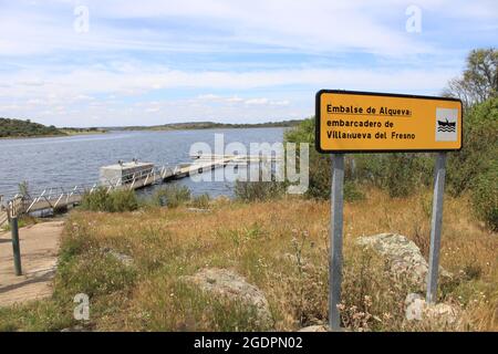 Vue sur le réservoir d'Alqueva, vue depuis une colline herbeuse sous ciel nuageux Banque D'Images