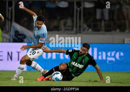 Frosinone, Italie. 14 août 2021. Andre Anderson de SS Lazio et Francesco Magnanelli des États-Unis Sassuolo concourent pour le ballon lors du match de football amical d'avant-saison entre SS Lazio et US Sassuolo au stade Benito Stirpe de Frosinone (Italie), le 14 août 2021. Photo Andrea Staccioli/Insidefoto crédit: Insidefoto srl/Alamy Live News Banque D'Images