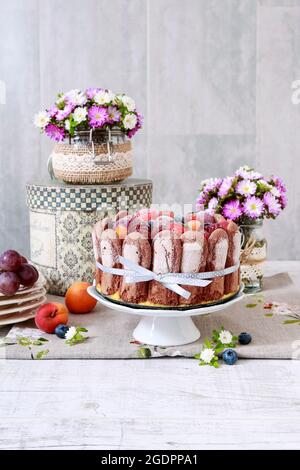 Gâteau de charlotte avec fruits d'été. Dessert de fête Banque D'Images