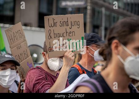 Plakat: WIR sind jung & brauchen die Welt und nicht das Geld! AM 13. Août 2021 fand in der Bankenmetropole Frankfurt am main ein Zentraler Klimastreik von Fridays for future statt. Zu diesem reisten Klimaaktivist*innen aus ganz Deutschland an. Env. 15000 Menschen protestierten unter dem devise # Banken blockieren gegen die Macht des Finanzsektors und deren Finanzierung bzw. Unterstützung für klimaschädliche Industrien. * le 13 août 2021, 15k activistes climatiques ont rejoint une manifestation FridaysforFuture dans la ville boursière Francfort, Allemagne selon le bloc de devise les banques. Ils Banque D'Images