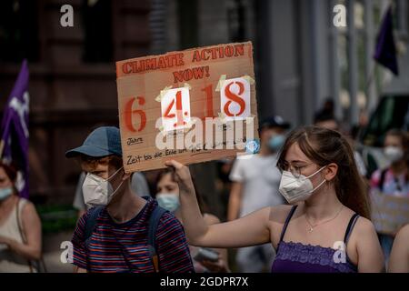 Plakat: Action sur le climat maintenant! 6 Jahre 4 Monate 18 Tage - Zeit bis die Erde UM 1, 5 Grad Celsius wärmer wird. AM 13. Août 2021 fand in der Bankenmetropole Frankfurt am main ein Zentraler Klimastreik von Fridays for future statt. Zu diesem reisten Klimaaktivist*innen aus ganz Deutschland an. Env. 15000 Menschen protestierten unter dem devise # Banken blockieren gegen die Macht des Finanzsektors und deren Finanzierung bzw. Unterstützung für klimaschädliche Industrien. * le 13 août 2021, 15 000 activistes climatiques ont rejoint une manifestation de FridaysforFuture dans la ville boursière de Francfort, en Allemagne Banque D'Images