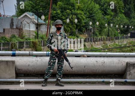 Srinagar, Inde. 14 août 2021. Un soldat paramilitaire est en alerte avant le jour de l'indépendance de l'Inde à Srinagar. Comme l'Inde célèbre son 75e jour de l'indépendance le 15 août 2021, la sécurité a été renforcée au Cachemire, car les forces ont recours à la « surveillance technique », y compris l'utilisation de drones pour surveiller la situation. Crédit : SOPA Images Limited/Alamy Live News Banque D'Images