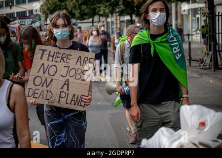 PLAKAT: IL N'Y A PAS D'EMPLOIS SUR UNE PLANÈTE MORTE EN 13. Août 2021 fand in der Bankenmetropole Frankfurt am main ein Zentraler Klimastreik von Fridays for future statt. Zu diesem reisten Klimaaktivist*innen aus ganz Deutschland an. Env. 15000 Menschen protestierten unter dem devise # Banken blockieren gegen die Macht des Finanzsektors und deren Finanzierung bzw. Unterstützung für klimaschädliche Industrien. * le 13 août 2021, 15k activistes climatiques ont rejoint une manifestation FridaysforFuture dans la ville boursière Francfort, Allemagne selon le bloc de devise les banques. Ils ont protesté contre Banque D'Images