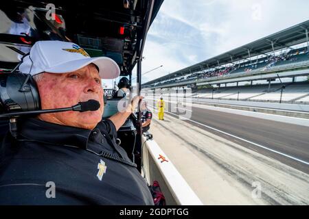 Indianapolis, Indiana, États-Unis. 14 août 2021. Le propriétaire de l'équipe IndyCar, AJ Foyt Jr, regarde ses équipes se préparer à s'entraîner au Grand Prix Big machine Spiked Coopers à Indianapolis Motor Speedway, à Indianapolis, dans l'Indiana. (Credit image: © Walter G Arce SR Grindstone Medi/ASP via ZUMA Press Wire) Banque D'Images