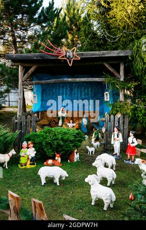 Décorations de Noël traditionnelles, scène de nativité avec d'anciennes figurines en bois à Cracovie, Pologne. Banque D'Images