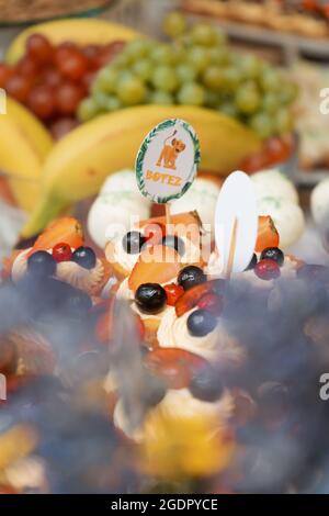 CLUJ NAPOCA, ROUMANIE - 03 juillet 2021 : une photo verticale de petits gâteaux délicieux avec des fruits et une barre de bonbons avec le personnage de "Lion King" Banque D'Images