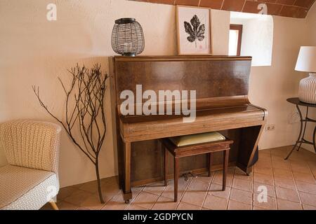 CALELLA DE PALAFRUGELL, ESPAGNE - 08 juillet 2021 : piano brun vintage dans une maison bien décorée Banque D'Images