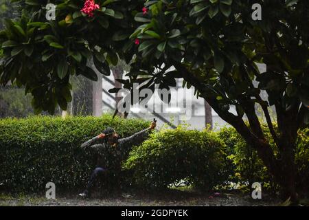 Bangkok, Thaïlande. 13 août 2021. Un manifestant utilise un coup de feu pour jeter des pierres aux policiers anti-émeutes pendant la manifestation.les manifestants pro-démocratie se rassemblent dans divers établissements pour appeler le Premier ministre thaïlandais, Prayut Chan-o-cha, à démissionner, à réformer la monarchie et à de meilleures politiques pour la situation COVID-19. La manifestation s'est terminée par des affrontements avec les forces de police. (Photo par Amphol Thongmueangluang/SOPA Images/Sipa USA) crédit: SIPA USA/Alay Live News Banque D'Images