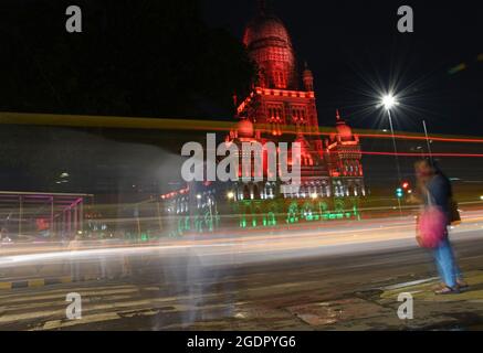 Mumbai, Inde. 14 août 2021. Le bâtiment de la Brihanmumbai Municipal Corporation (BMC) est éclairé par des lumières tricolores à la veille du jour de l'indépendance à Mumbai.India entrera dans la 75e année de l'indépendance le 15 août 2021. (Photo par Ashish Vaishnav/SOPA Images/Sipa USA) crédit: SIPA USA/Alay Live News Banque D'Images