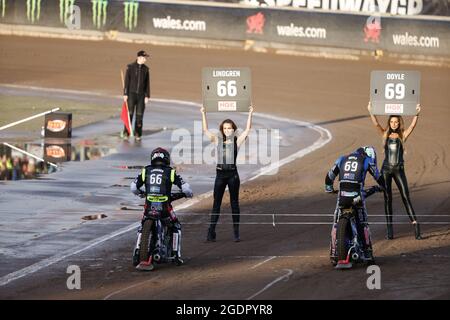 Fredrik Lindgren, Suède (bleu) et Jason Doyle, Australie (blanc) attendent de commencer la demi-finale 2 lors du Grand Prix Round 7 du circuit de course FIM suédois 2021 à la G&B Arena de Malilla, Suède, 14 août 2021. Photo de Stefan Jerrevång / TT / code 60160 Banque D'Images