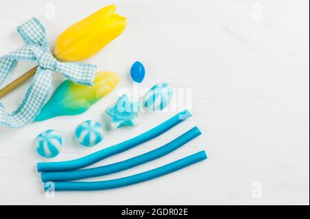 Sa douche de bébé sur fond blanc en bois est un thème bleu de garçon. Tulipe avec noeud et bonbons Banque D'Images