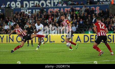 Stade Liberty, Swansea, Royaume-Uni. 14 août 2021. EFL Championship League football, Swansea versus Sheffield United: Jamal Lowe de Swansea City tire à but crédit: Action plus Sports/Alamy Live News Banque D'Images