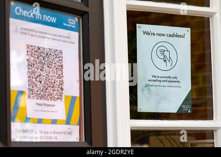 Ringwood, Royaume-Uni. - 14 août 2021 : une affiche sans espèces dans un restaurant Prezzo, un des nombreux points de vente qui ont continué à accepter uniquement les paiements par carte suite de la pandémie du coronavirus. Banque D'Images