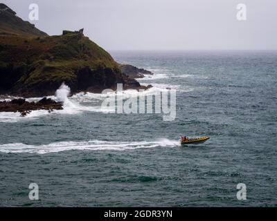 Un hors-bord de l'estuaire vers la Manche à Fowey, en Cornouailles Banque D'Images