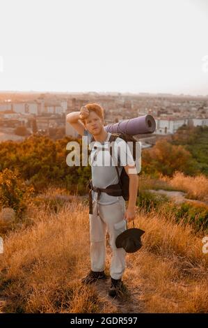 Un randonneur épuisé se sentant fatigué sur un sentier de randonnée ...