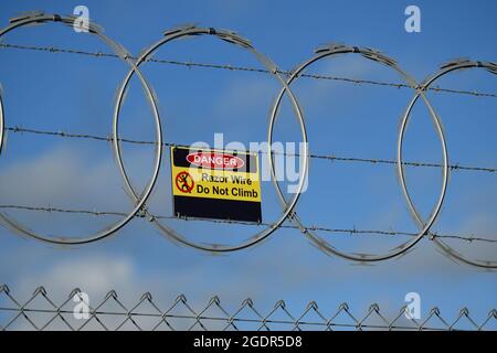 le razorwire d'un site industriel crée un fond texturé Banque D'Images