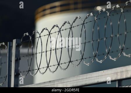 le razorwire d'un site industriel crée un fond texturé Banque D'Images