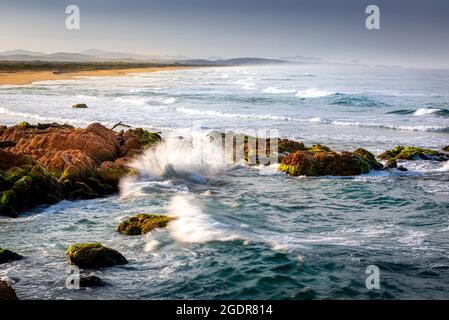 Des vagues se sont écracées sur des rochers qui se trouvent au nord sur la côte du Pacifique, à la plage de Chalacatepec, à Jalisco, au Mexique. Banque D'Images