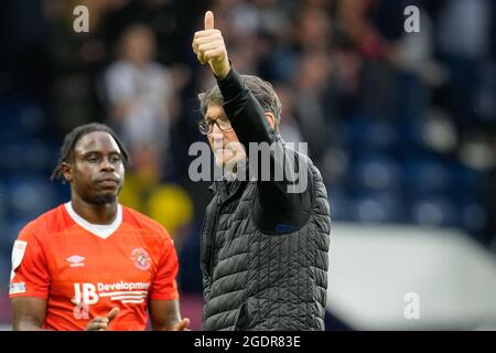 West Bromwich, Royaume-Uni. 25 juin 2021. Le directeur adjoint de Luton Town, Mick Harford, reconnaît les supporters qui ont voyagé après le match du championnat Sky Bet entre West Bromwich Albion et Luton Town à Hawthorns, West Bromwich, Angleterre, le 14 août 2021. Photo de David Horn. Crédit : Prime Media Images/Alamy Live News Banque D'Images