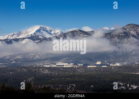 Les nuages du matin s'effacent du dessus de l'US Air Force Academy sous l'ombre d'un pic enneigé de Pikes dans la Front Range du Colorado central Banque D'Images