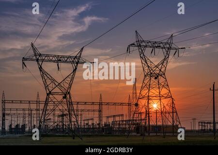 Tours de transmission et lignes électriques au coucher du soleil près de Dauphin, Manitoba, Canada. Banque D'Images