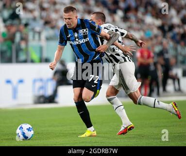 Turin, Italie. 14 août 2021. Federico Bernardeschi (Juventus FC) essayant d'arrêter Josip Ilicic (Atalanta) pendant le match de football pré-saison amicale entre Juventus FC et Atalanta le 14 août 2021 au stade Allianz à Turin, Italie - photo Nderim Kacili crédit: Independent photo Agency/Alay Live News Banque D'Images