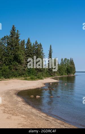 Le rivage du lac Clear avec des reflets dans le parc national du Mont-Riding, Manitoba, Canada. Banque D'Images