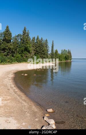 Le rivage du lac Clear avec des reflets dans le parc national du Mont-Riding, Manitoba, Canada. Banque D'Images