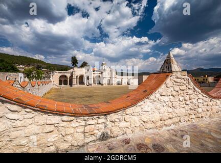 Temple et ancien couvent de San Pedro y San Pablo avec son abierta capilla ou chapelle ouverte à Teposcolula, Oaxaca, Mexique. Banque D'Images