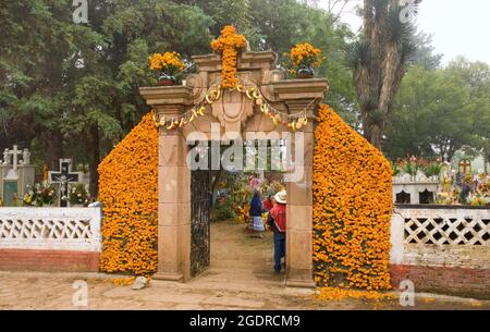 L'entrée du cimetière pendant le jour des morts à Tzintzuntzan, Michoacan, Mexique. Banque D'Images