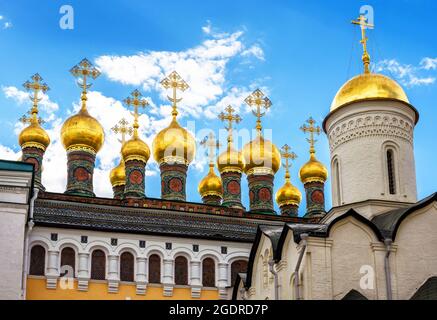 Dômes dorés des cathédrales au Kremlin de Moscou, Russie. Cet endroit est célèbre point de repère de Moscou. Décor de vieilles cathédrales orthodoxes russes et ciel bleu Banque D'Images