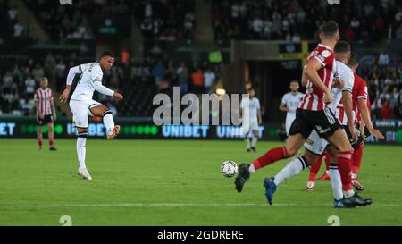 Stade Liberty, Swansea, Royaume-Uni. 14 août 2021. EFL Championship League football, Swansea versus Sheffield United: Morgan Whittaker de Swansea City tire à but crédit: Action plus Sports/Alay Live News Banque D'Images