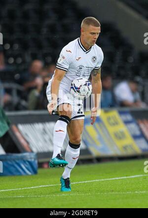 Stade Liberty, Swansea, Royaume-Uni. 14 août 2021. EFL Championship League football, Swansea versus Sheffield United: Jake Bidwell de Swansea City contrôle le ballon Credit: Action plus Sports/Alay Live News Banque D'Images