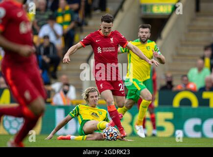 Norwich, Grande-Bretagne. 14 août 2021. Le Diogo Jota (2e R) de Liverpool est affronté par Todd Cantwell de Norwich City lors du premier tour de match de la saison 2021-2022 de la Ligue anglaise Premier entre Norwich City et Liverpool à Norwich, en Grande-Bretagne, le 14 août 2021. Credit: STR/Xinhua/Alay Live News Banque D'Images