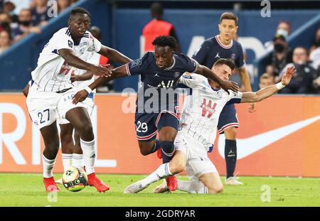 Paris, France. 14 août 2021. Arnaud Kalimuendo-Muinga (C) de Paris Saint-Germain est en compétition avec Adrien Thomasson (front R) de Strasbourg lors de leur match de football de la Ligue française 1 à Paris, France, le 14 août 2021. Credit: Gao Jing/Xinhua/Alamy Live News Banque D'Images