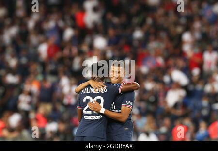 Paris, France. 14 août 2021. Kylian Mbappe (R) et Arnaud Kalimuendo-Muinga de Paris Saint-Germain célèbrent la victoire après leur match de football de la Ligue française 1 contre Strasbourg à Paris, France, le 14 août 2021. Credit: Gao Jing/Xinhua/Alamy Live News Banque D'Images