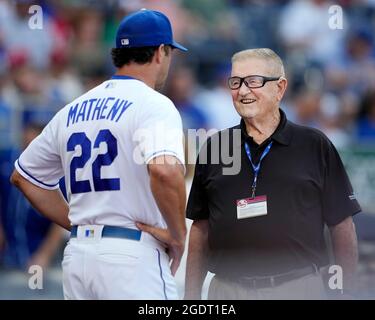 Kansas City, Missouri, États-Unis. 14 août 2021. Mike Matheny, directeur des Royals de Kansas City (22), discute avec Whitey Herzog, ancien directeur des Royals et des cardinaux, avant le match au stade Kauffman à Kansas City, Missouri. Les cardinaux ont vaincu les Royals 9-4 . Jon Robichaud/CSM/Alamy Live News Banque D'Images