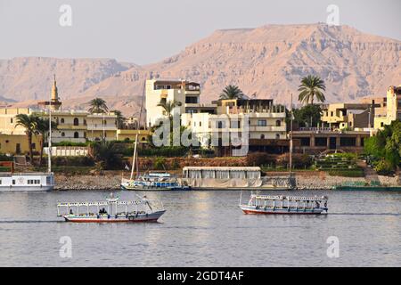Ferry pour passagers / bateau sur le Nil en mouvement, Louxor, Egypte Banque D'Images