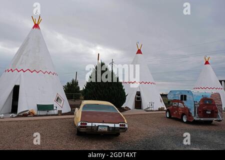 Holbrook, Arizona, États-Unis. 12 août 2021. Wigwam Motel à Holbrook, Arizona. Le motel dispose de chambres construites comme Teepee's ainsi que de voitures classiques des années 50 garées devant l'hôtel. Holbrook est une ville dans le comté de Navajo qui est sur la route historique 66. Le motel est célèbre dans le monde entier et accueille les clients qui visitent les terres Navajo dans une architecture unique qui combine l'histoire des Indiens d'Amérique à la nostalgie de l'Amérique pour la route 66. (Image de crédit : © Christopher Brown/ZUMA Press Wire) Banque D'Images