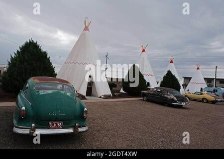 Holbrook, Arizona, États-Unis. 12 août 2021. Wigwam Motel à Holbrook, Arizona. Le motel dispose de chambres construites comme Teepee's ainsi que de voitures classiques des années 50 garées devant l'hôtel. Holbrook est une ville dans le comté de Navajo qui est sur la route historique 66. Le motel est célèbre dans le monde entier et accueille les clients qui visitent les terres Navajo dans une architecture unique qui combine l'histoire des Indiens d'Amérique à la nostalgie de l'Amérique pour la route 66. (Image de crédit : © Christopher Brown/ZUMA Press Wire) Banque D'Images