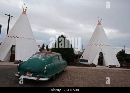Holbrook, Arizona, États-Unis. 12 août 2021. Wigwam Motel à Holbrook, Arizona. Le motel dispose de chambres construites comme Teepee's ainsi que de voitures classiques des années 50 garées devant l'hôtel. Holbrook est une ville dans le comté de Navajo qui est sur la route historique 66. Le motel est célèbre dans le monde entier et accueille les clients qui visitent les terres Navajo dans une architecture unique qui combine l'histoire des Indiens d'Amérique à la nostalgie de l'Amérique pour la route 66. (Image de crédit : © Christopher Brown/ZUMA Press Wire) Banque D'Images