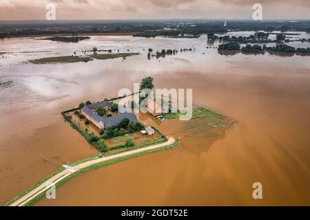 Pays-Bas, Itteren. Exploitation et terres agricoles inondées en raison de l'inondation de la rivière Maas. Antenne. Chambre pour le projet de rivière. Projet ruimte voor de Rivier. Banque D'Images