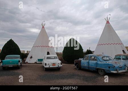 Holbrook, Arizona, États-Unis. 12 août 2021. Wigwam Motel à Holbrook, Arizona. Le motel dispose de chambres construites comme Teepee's ainsi que de voitures classiques des années 50 garées devant l'hôtel. Holbrook est une ville dans le comté de Navajo qui est sur la route historique 66. Le motel est célèbre dans le monde entier et accueille les clients qui visitent les terres Navajo dans une architecture unique qui combine l'histoire des Indiens d'Amérique à la nostalgie de l'Amérique pour la route 66. (Image de crédit : © Christopher Brown/ZUMA Press Wire) Banque D'Images