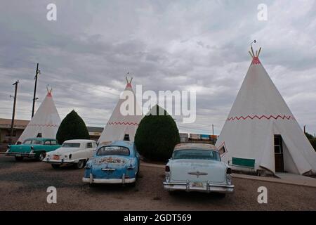 Holbrook, Arizona, États-Unis. 12 août 2021. Wigwam Motel à Holbrook, Arizona. Le motel dispose de chambres construites comme Teepee's ainsi que de voitures classiques des années 50 garées devant l'hôtel. Holbrook est une ville dans le comté de Navajo qui est sur la route historique 66. Le motel est célèbre dans le monde entier et accueille les clients qui visitent les terres Navajo dans une architecture unique qui combine l'histoire des Indiens d'Amérique à la nostalgie de l'Amérique pour la route 66. (Image de crédit : © Christopher Brown/ZUMA Press Wire) Banque D'Images