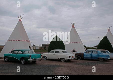 Holbrook, Arizona, États-Unis. 12 août 2021. Wigwam Motel à Holbrook, Arizona. Le motel dispose de chambres construites comme Teepee's ainsi que de voitures classiques des années 50 garées devant l'hôtel. Holbrook est une ville dans le comté de Navajo qui est sur la route historique 66. Le motel est célèbre dans le monde entier et accueille les clients qui visitent les terres Navajo dans une architecture unique qui combine l'histoire des Indiens d'Amérique à la nostalgie de l'Amérique pour la route 66. (Image de crédit : © Christopher Brown/ZUMA Press Wire) Banque D'Images