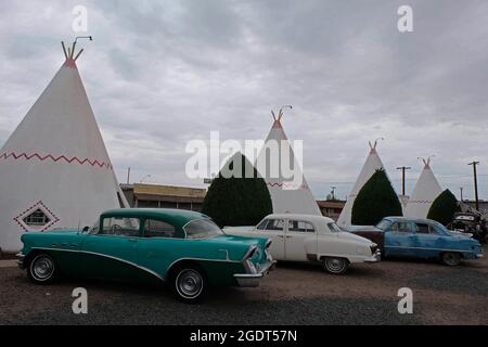 Holbrook, Arizona, États-Unis. 12 août 2021. Wigwam Motel à Holbrook, Arizona. Le motel dispose de chambres construites comme Teepee's ainsi que de voitures classiques des années 50 garées devant l'hôtel. Holbrook est une ville dans le comté de Navajo qui est sur la route historique 66. Le motel est célèbre dans le monde entier et accueille les clients qui visitent les terres Navajo dans une architecture unique qui combine l'histoire des Indiens d'Amérique à la nostalgie de l'Amérique pour la route 66. (Image de crédit : © Christopher Brown/ZUMA Press Wire) Banque D'Images