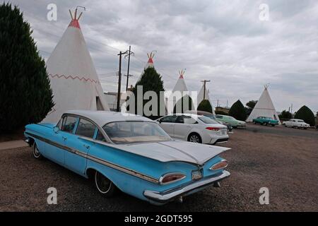 Holbrook, Arizona, États-Unis. 12 août 2021. Wigwam Motel à Holbrook, Arizona. Le motel dispose de chambres construites comme Teepee's ainsi que de voitures classiques des années 50 garées devant l'hôtel. Holbrook est une ville dans le comté de Navajo qui est sur la route historique 66. Le motel est célèbre dans le monde entier et accueille les clients qui visitent les terres Navajo dans une architecture unique qui combine l'histoire des Indiens d'Amérique à la nostalgie de l'Amérique pour la route 66. (Image de crédit : © Christopher Brown/ZUMA Press Wire) Banque D'Images