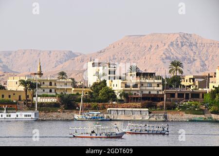 Ferry pour passagers / bateau sur le Nil en mouvement, Louxor, Egypte Banque D'Images