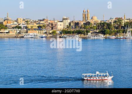 Ferry pour passagers / bateau sur le Nil en mouvement, Louxor, Egypte Banque D'Images