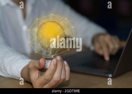 Idées de concepts et ampoules avec fils de connexion. Les gens d'affaires font preuve de nouvelles idées en utilisant une technologie et une créativité innovantes. Banque D'Images